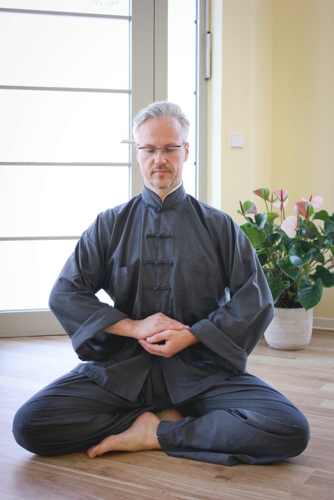 Stefan_Schreiber_Inhaber_Physiopraxis_Schreiber_in-Dresden-Seidnitz_Qi_Gong_Meditation_im_Sitzen Stefan Schreiber von der Physiopraxis Schreiber in Dresden Seidnitz - Qi Gong: Meditation im Sitzen