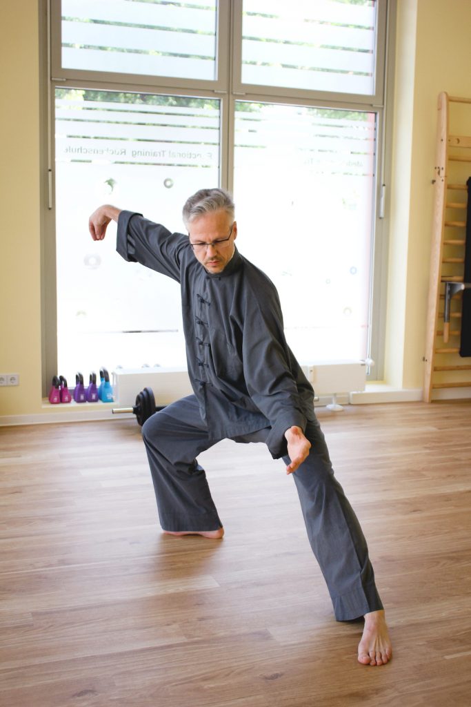 Stefan_Schreiber_Inhaber_Physiopraxis_Schreiber_in-Dresden-Seidnitz_Tai-Chi_Die_Schlange_kriecht_zu_Boden Stefan Schreiber von der Physiopraxis Schreiber in Dresden Seidnitz - Tai Chi: Die Schlange kriecht zu Boden